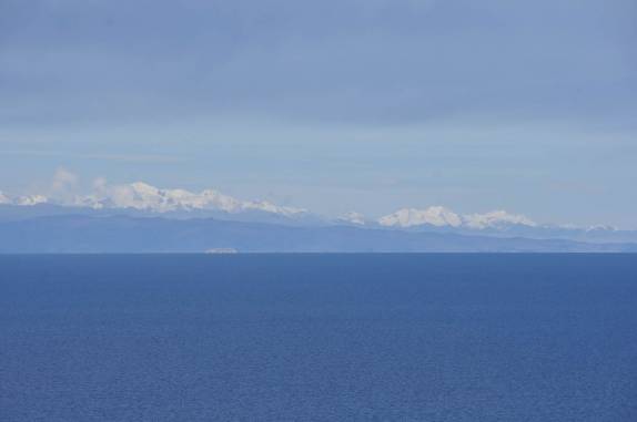 Montanhas nevadas no lado boliviano do lago Titicaca, vistas da ilha de Amantani, no Peru